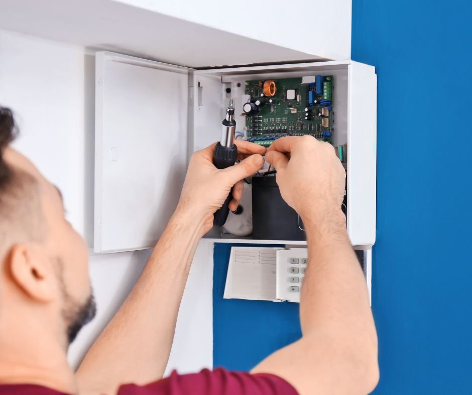 Elektriker installiert ein Steuerungspanel mit Platine